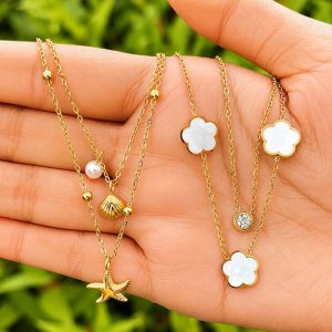 Weiße Blumenwiese Halskette – 18K vergoldeter Edelstahl mit weißen Blumen-Anhängern